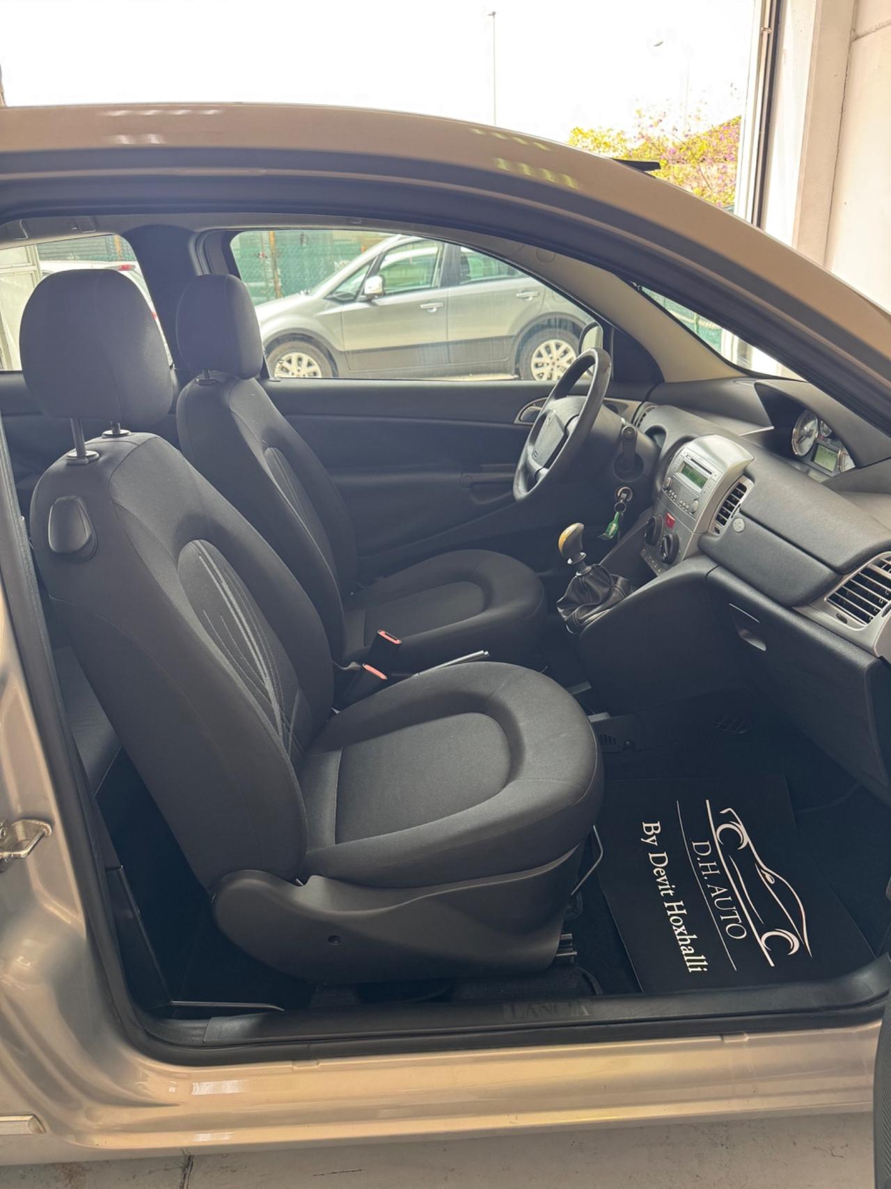 Lancia Ypsilon 1.2 69 CV Unyca