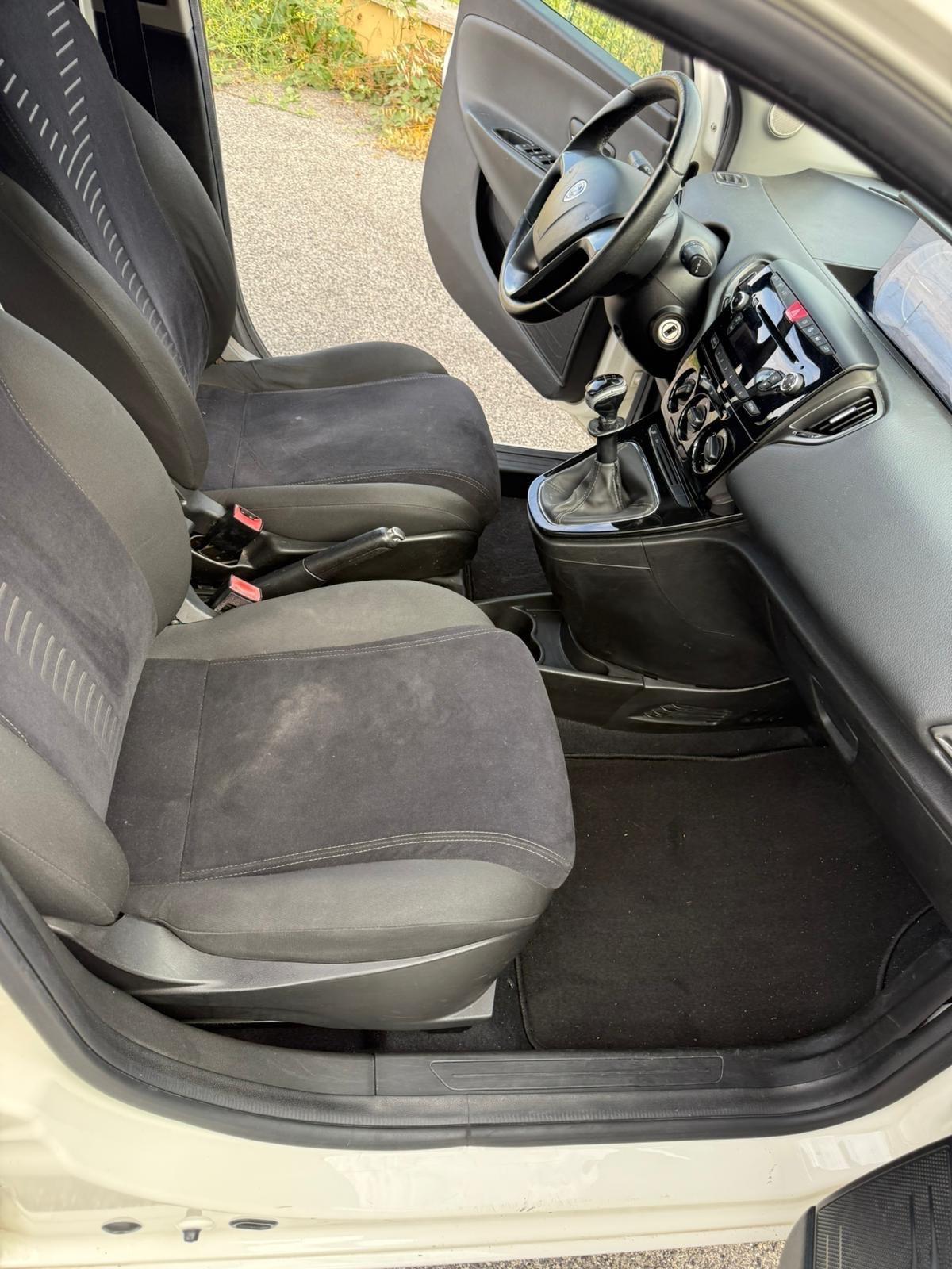 Lancia Ypsilon 1.2 69 CV Unyca