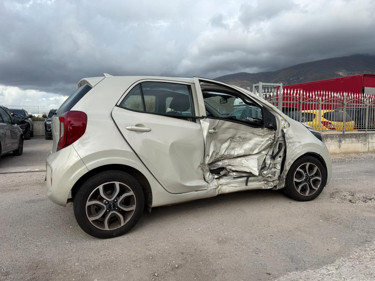 KIA PICANTO ANNO 2023 1.0 BENZINA *SINISTRATA