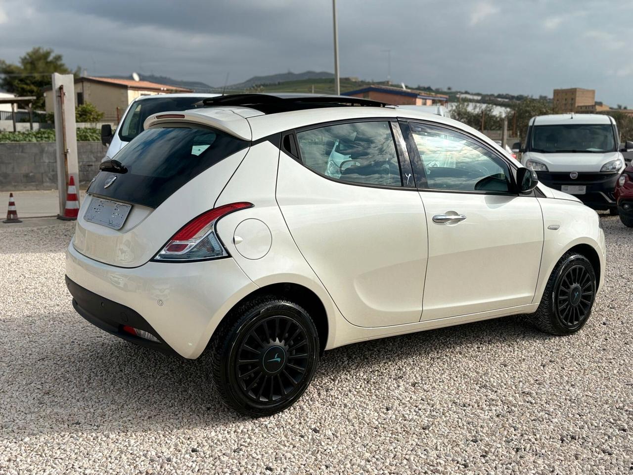 Lancia Ypsilon 0.9 TwinAir 85 CV 5 porte S&S Black&Red