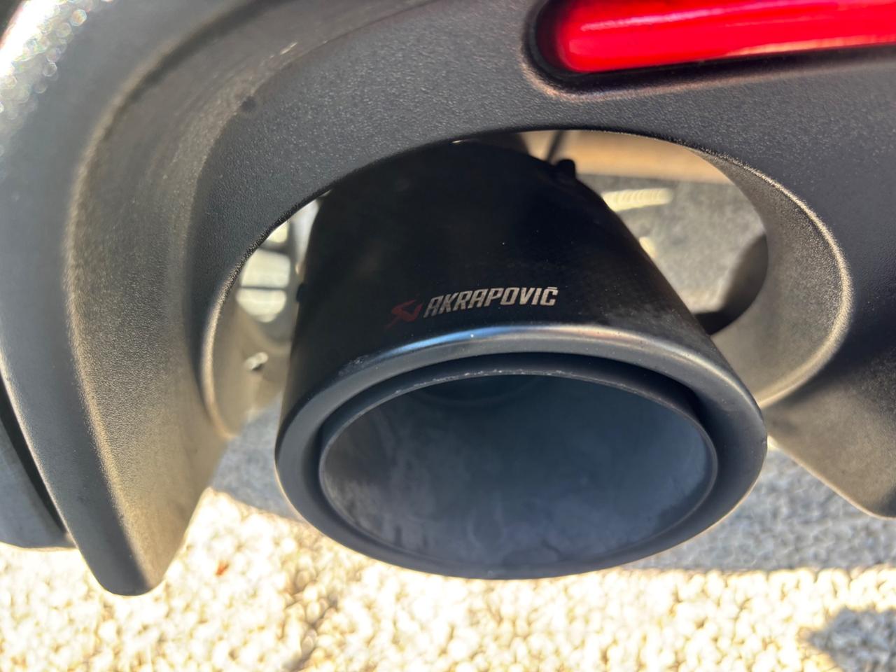 ABARTH 695 165CV YAMAHA LIMITED 112/695 AKRAPOVIC