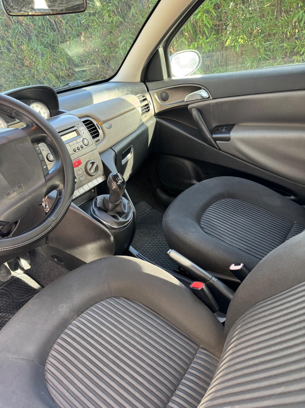 Lancia Ypsilon 1.3 MJT 75 CV Argento