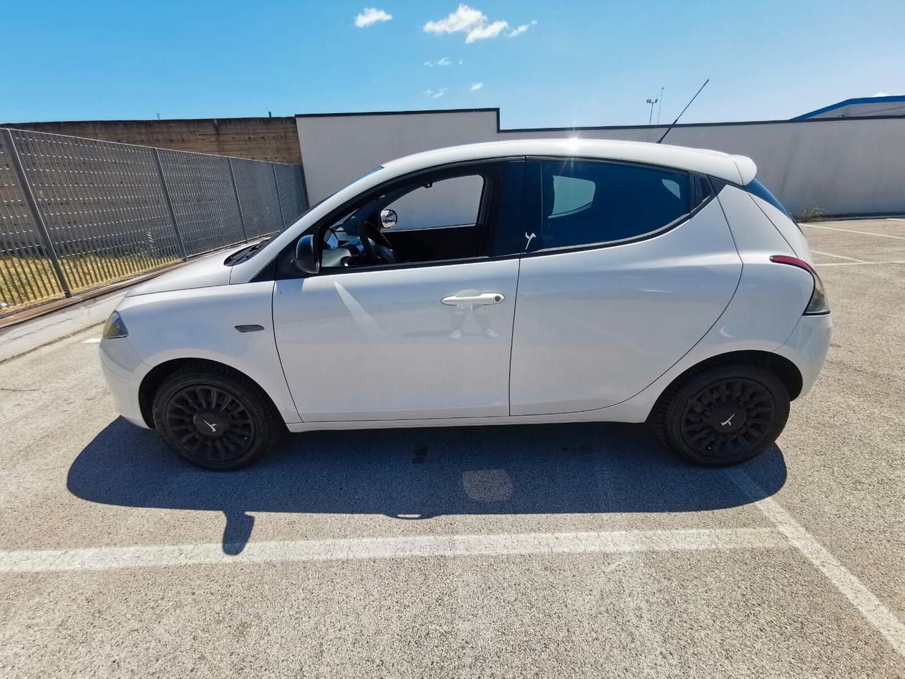 Lancia Ypsilon 1.2 69 CV 5P. GPL Ecochic Silver