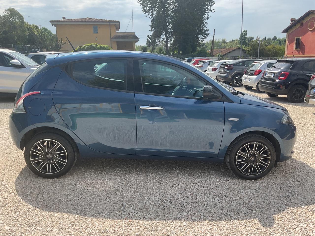 Lancia Ypsilon 1.0 FireFly 5 porte S&S Hybrid Ecochic Silver