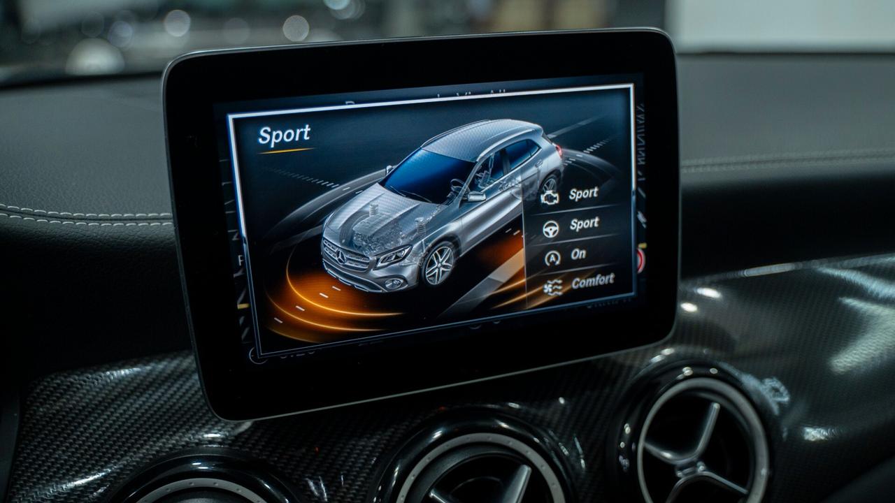 Mercedes-benz GLA 200 D NIGHT EDITION AUTO TETTO CARBONIO NAVI PELLE FULL OPTIONAL