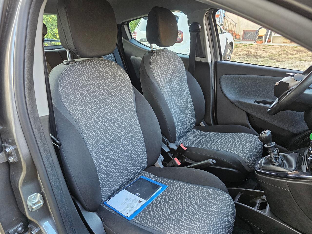 Lancia Ypsilon 1.0 S&S Hybrid Silver