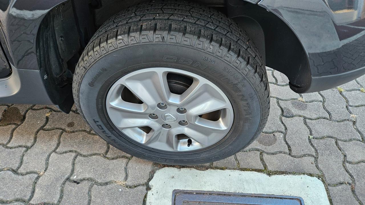 Dacia Duster 1.6 Laureate 4x2 NEOPATENTATI-NAVY-BLUETOOTH-SENSORI