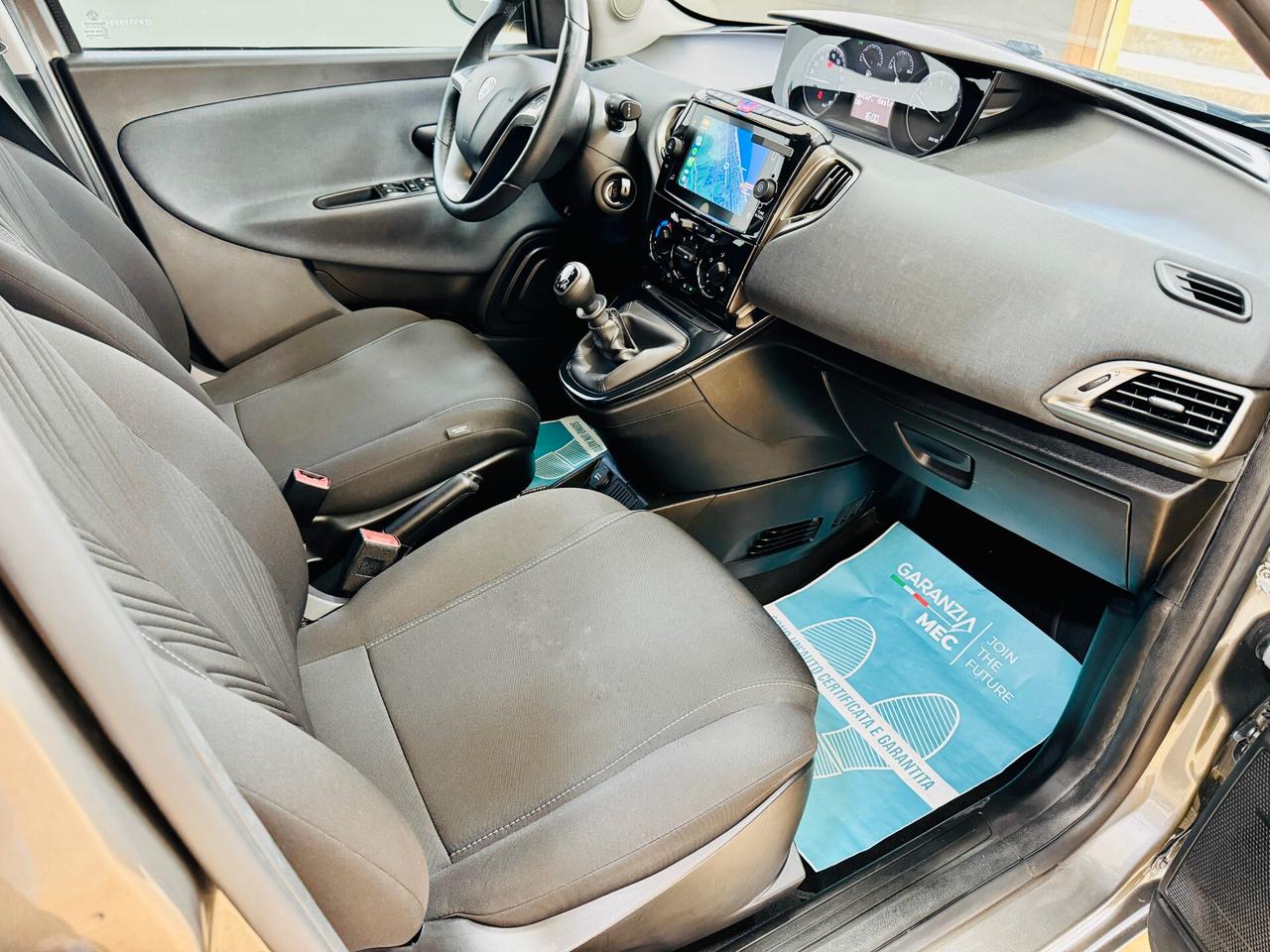 Lancia Ypsilon 1.0 Hybrid Silver / CarPlay S&S
