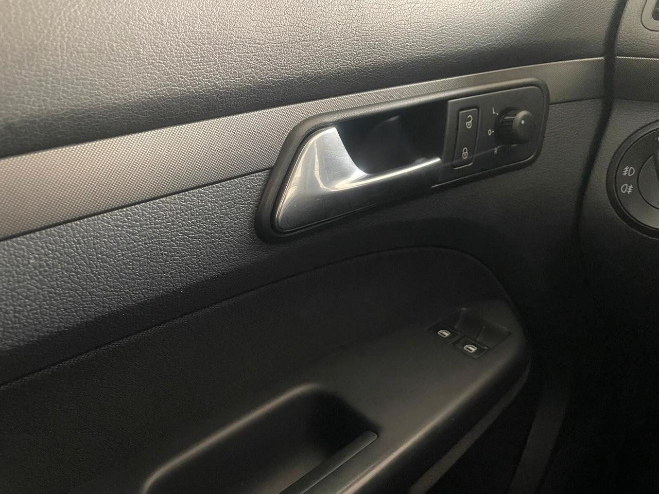 Volkswagen Touran 1.6 Trendline GPL