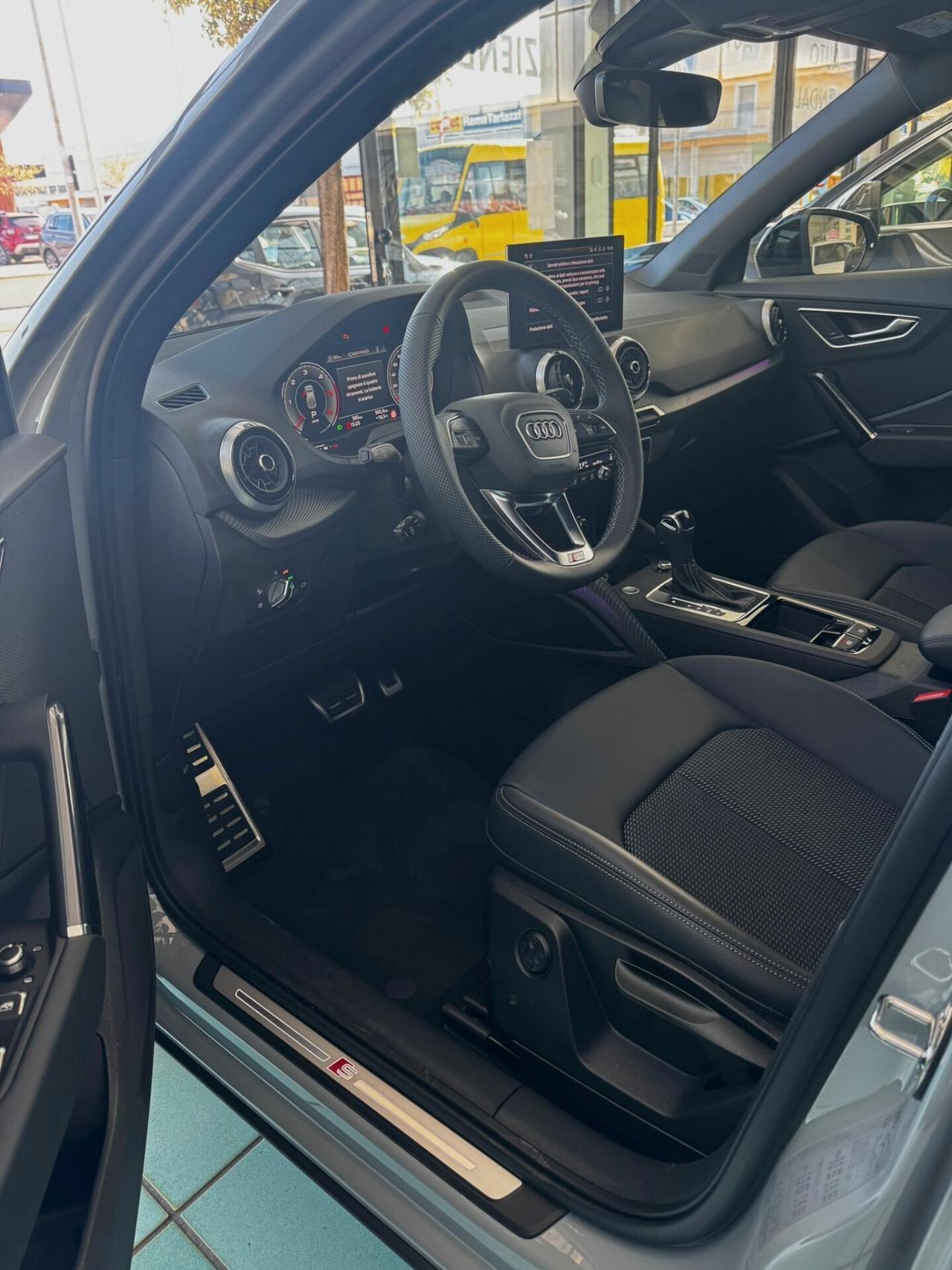 Audi Q2 35 TDI S tronic Identity Black