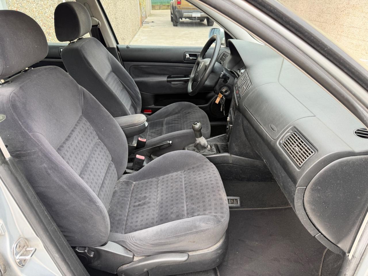 VW GOLF 1.6 BENZINA EURO4 UNI PROP NEOPATENTATI