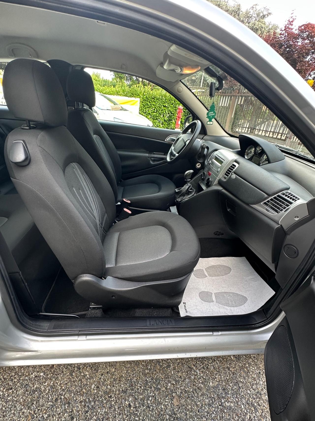 Lancia Ypsilon 1.2 69 CV Unyca