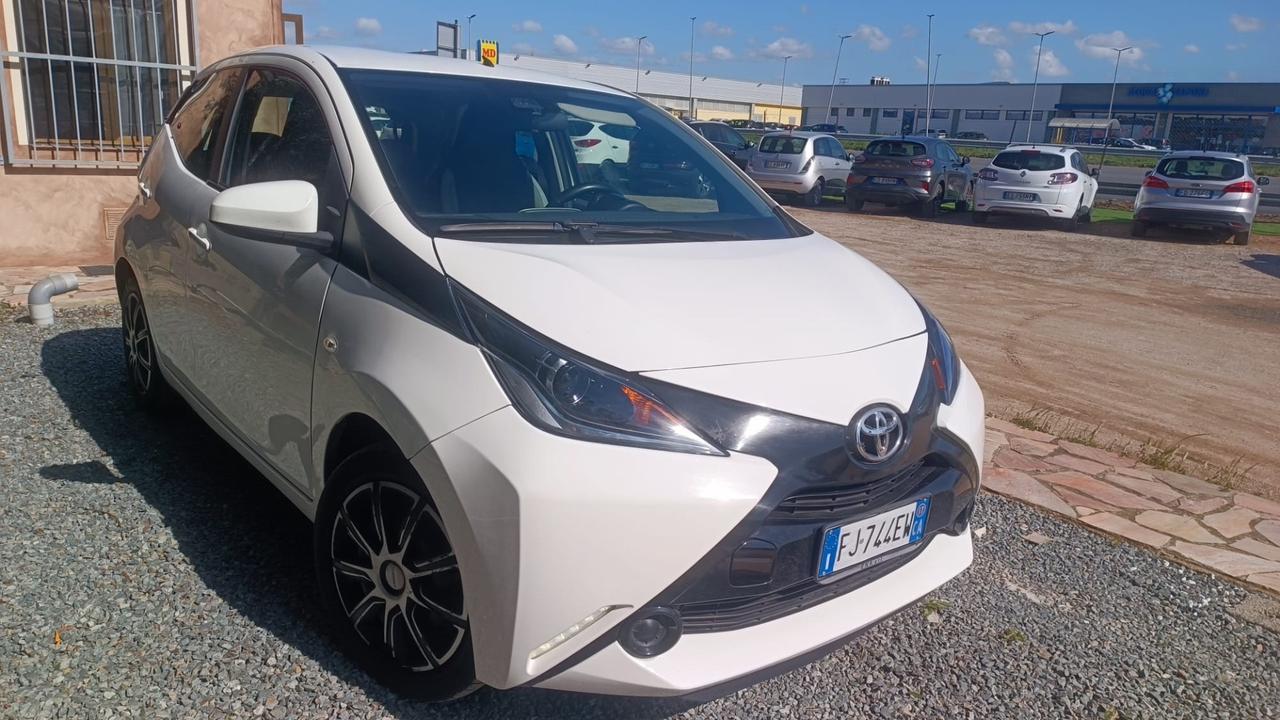 Toyota Aygo 1.0 VVT-i 69 CV 5 porte x-black TSS
