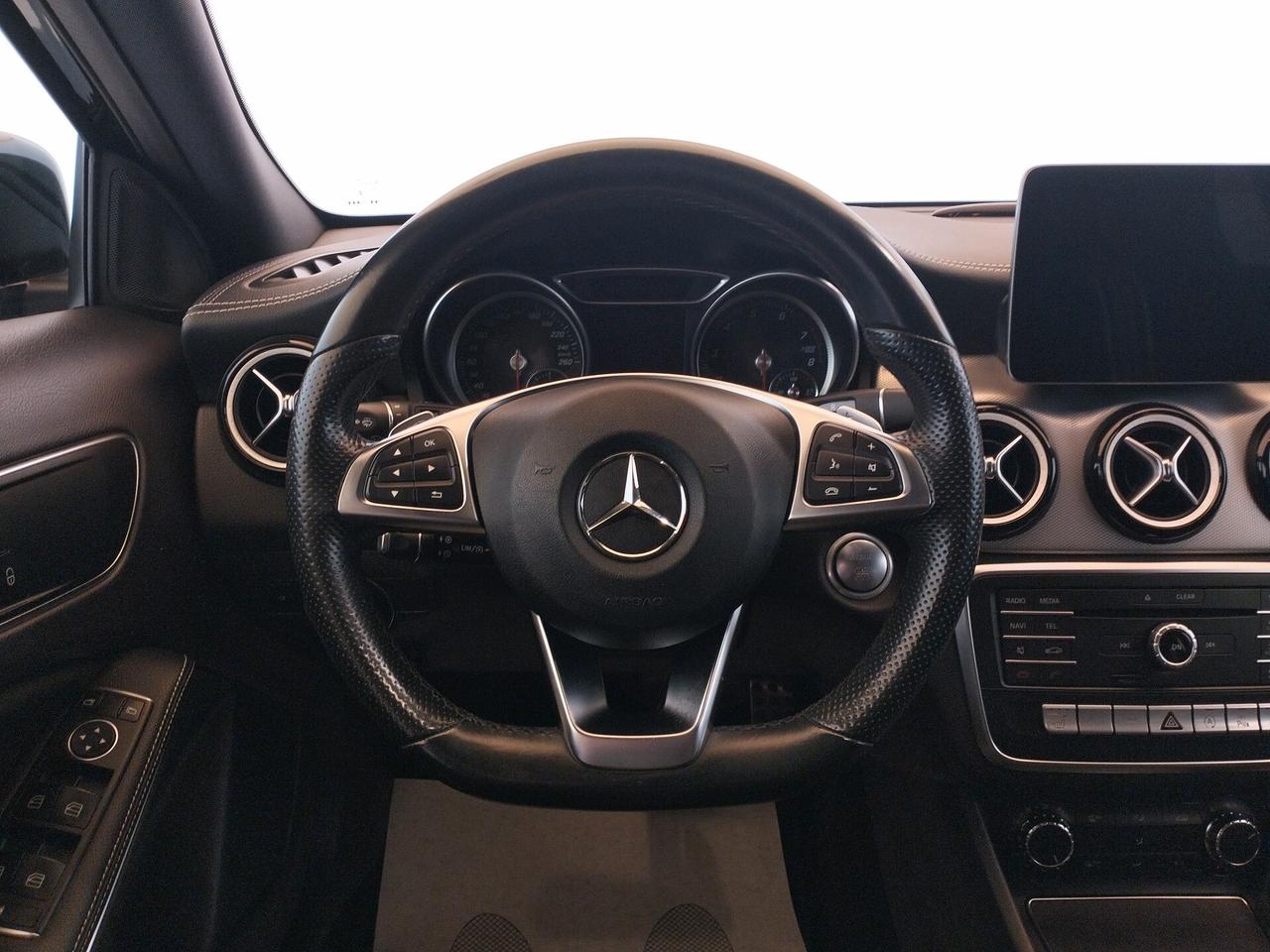 Mercedes-benz GLA 180 Night Edition- NEOPATENTATI