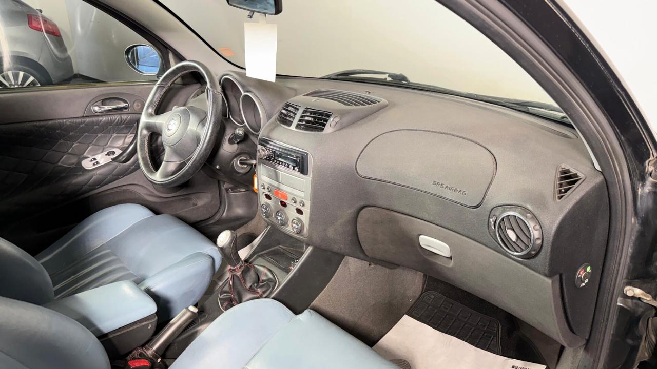 Alfa Romeo 147 1.6i 16V Twin Spark cat 3p. Distinctive
