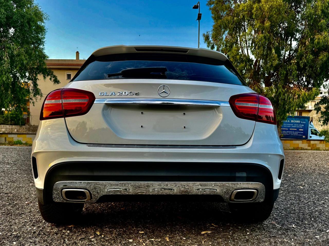 MERCEDES- BENZ GLA 200 D AMG PREMIUM