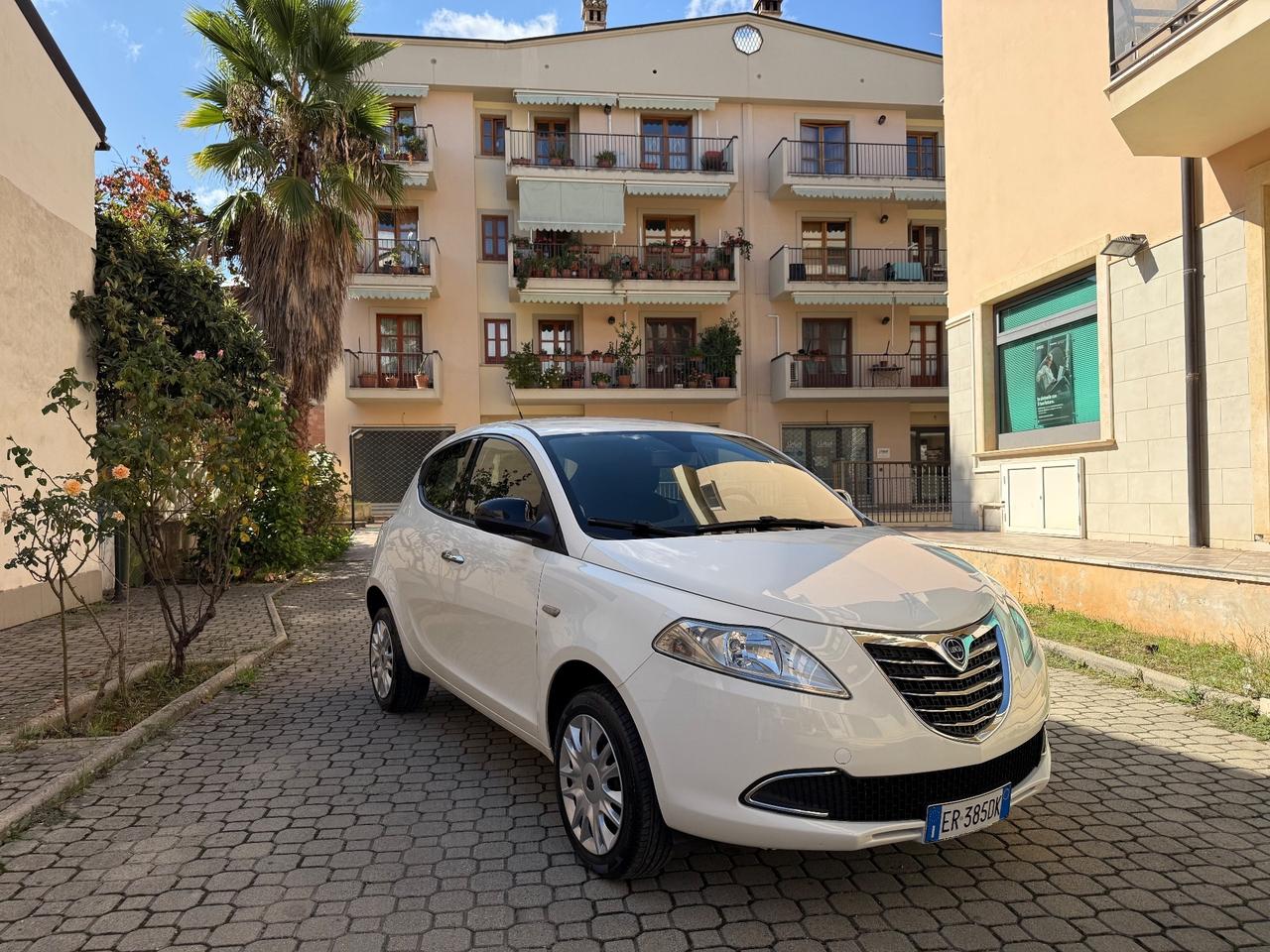 Lancia Ypsilon 0.9 TwinAir 85 CV 5 porte Metano Ecochic Silver