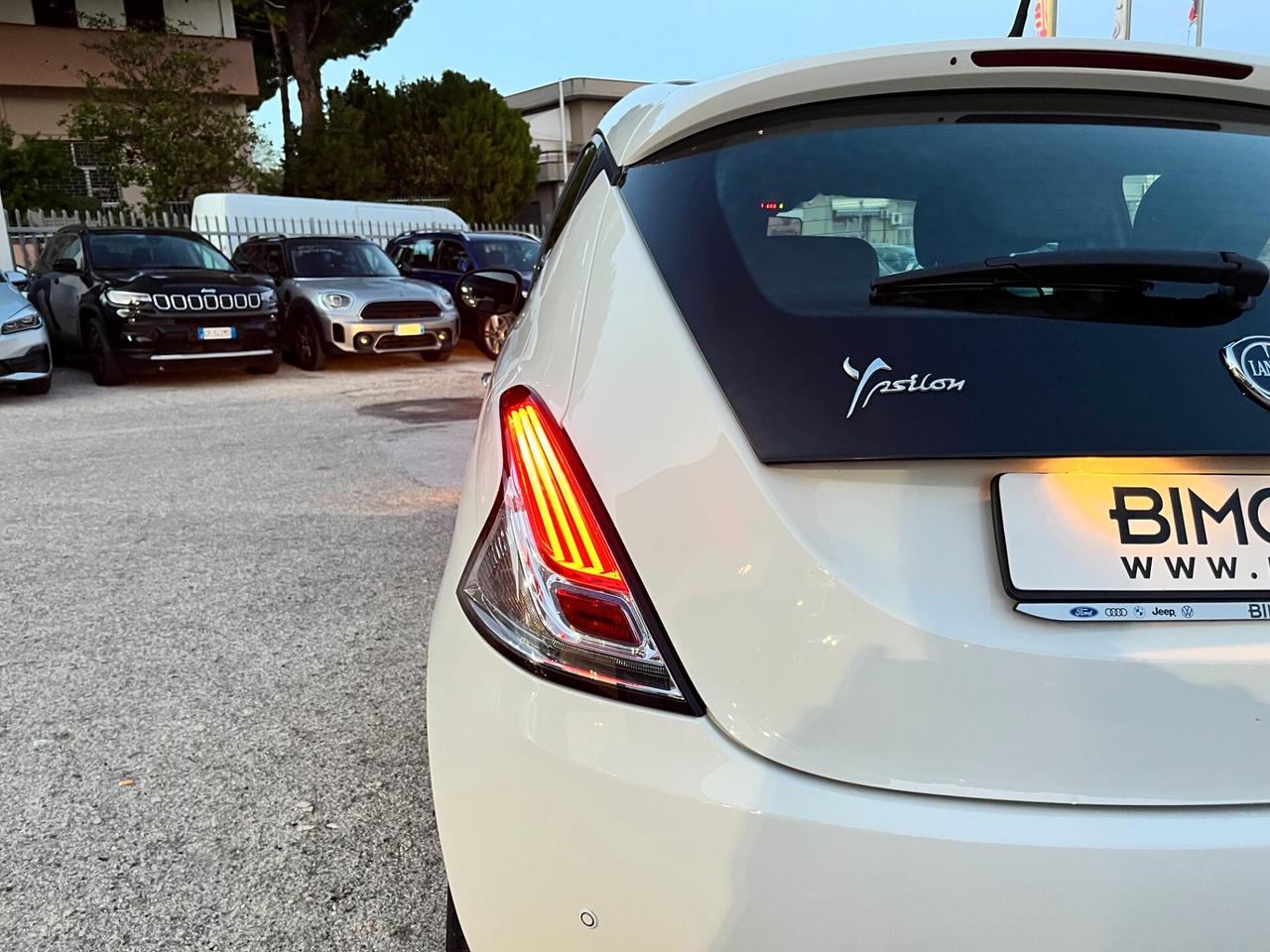 Lancia Ypsilon 1.0 FireFly 5 porte S&S Hybrid Ecochic Silver