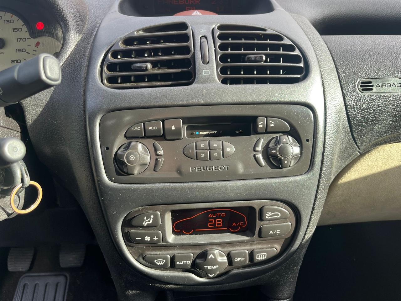 Peugeot 206 1.4benz 2001 109.000km per neopatentati