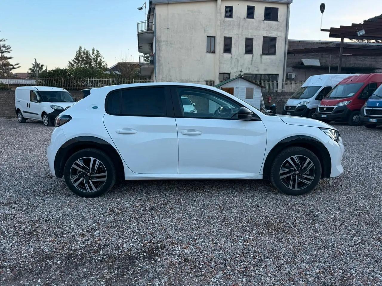 Peugeot 208 motore elettrico 136 CV 5 porte Active