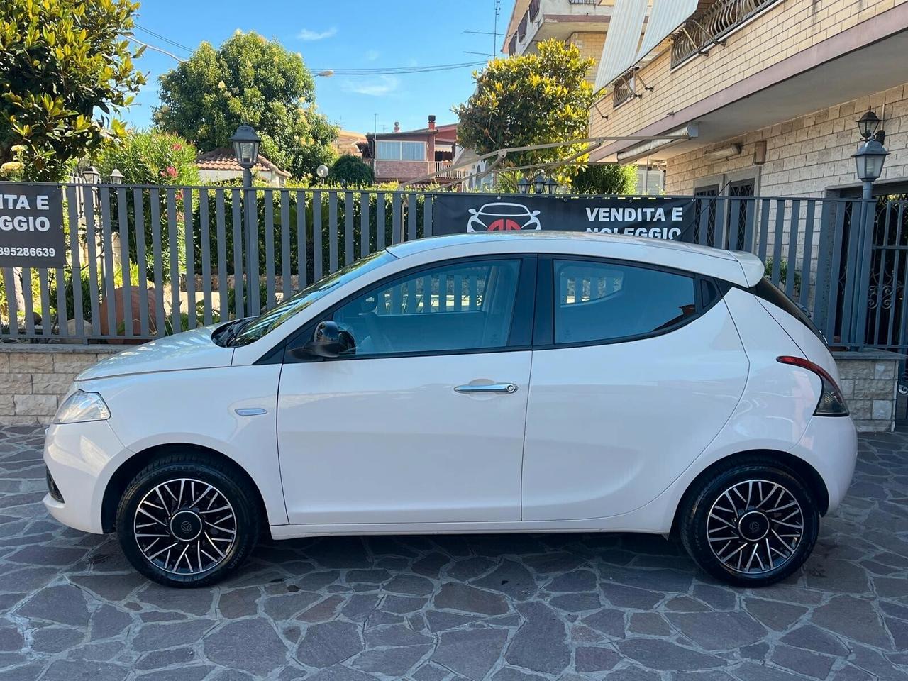 Lancia Ypsilon 1.2 69 CV 5 porte Platinum ADATTA NEOPATENTATI
