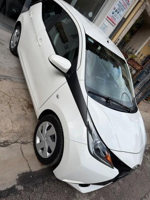 Toyota Aygo 1.0 VVT-i 69 CV 5 porte x-business MMT