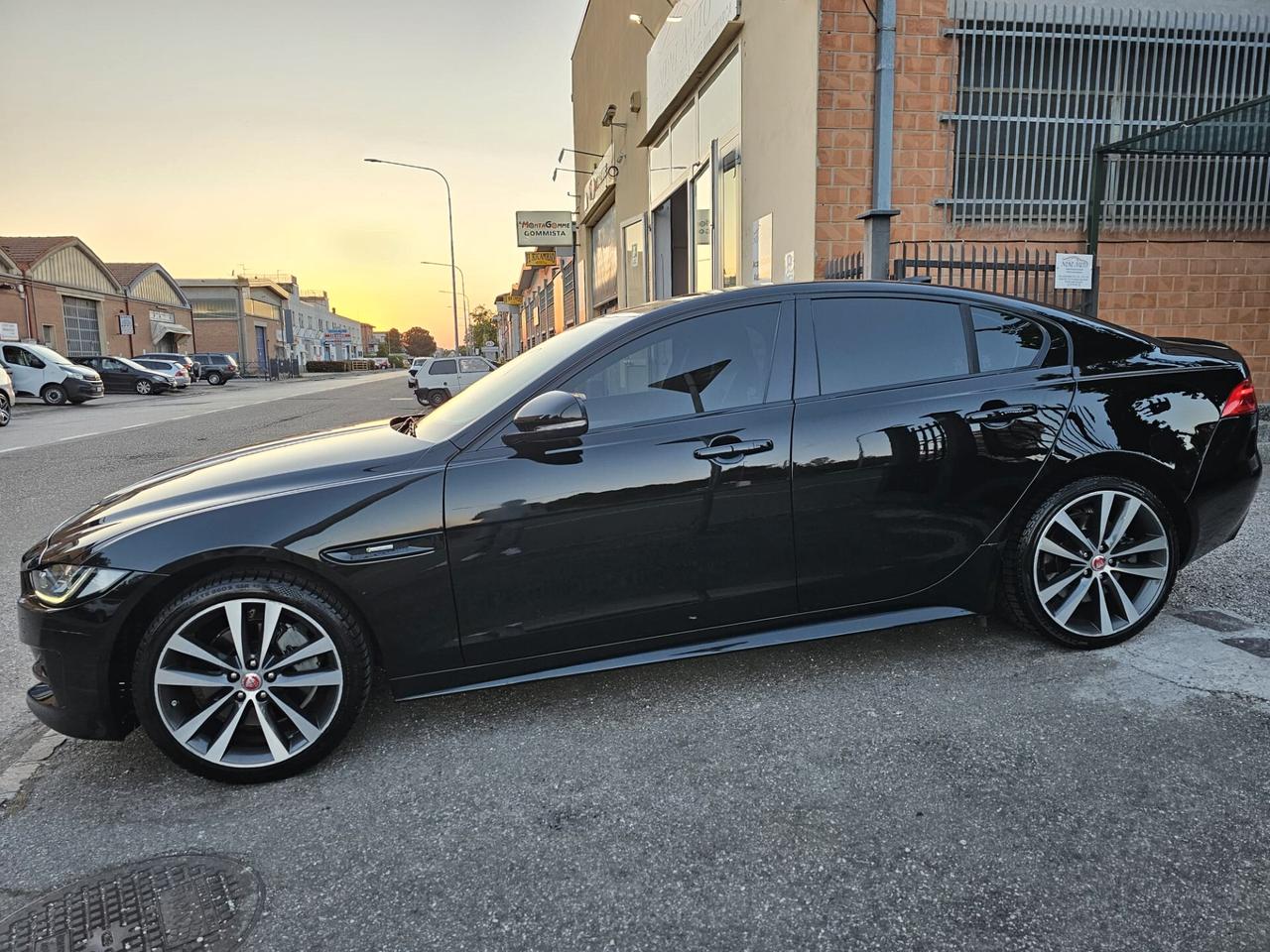 Jaguar XE 2.0 D Turbo 180cv 4WD*R-Sport*Pelle*Navi*19**