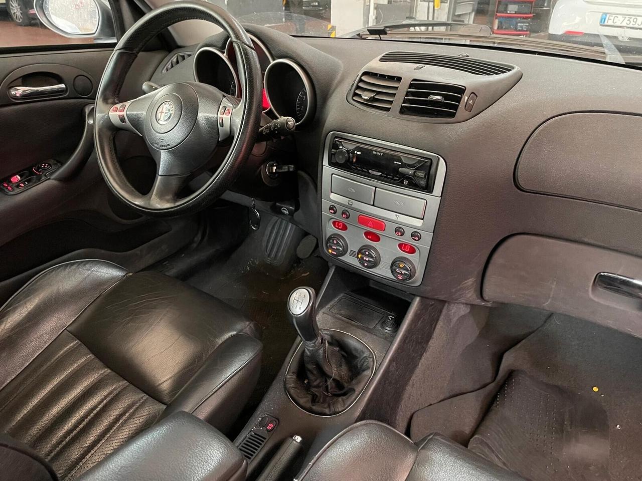 Alfa Romeo 147 1.6i 16V Twin Spark cat 5p. Distinctive