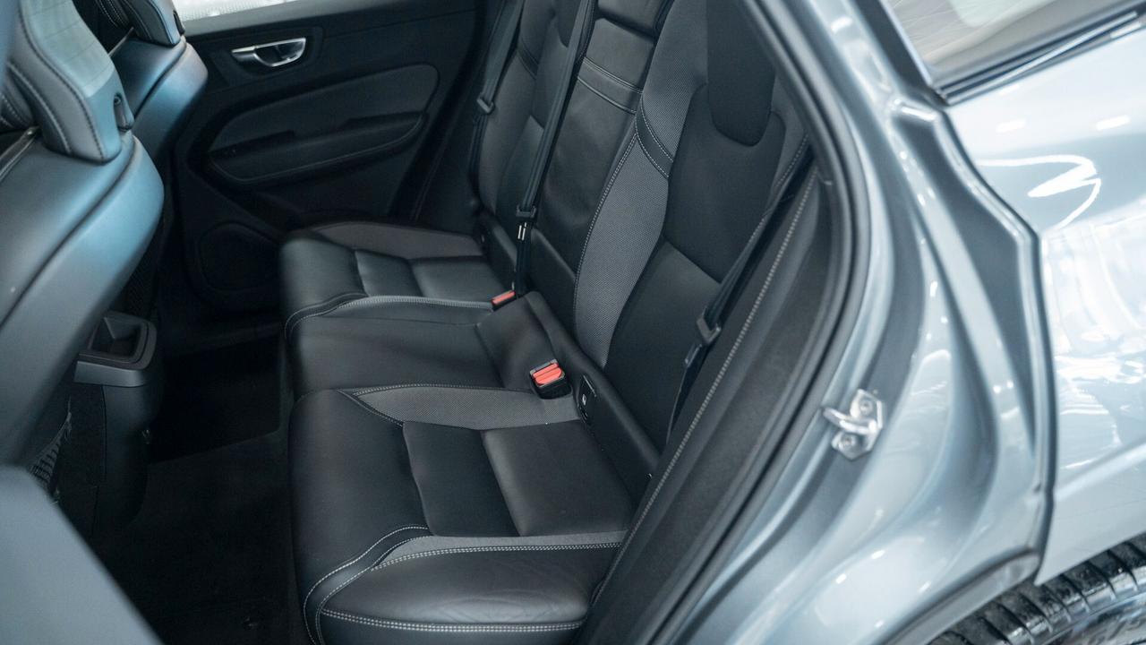 Volvo XC60 B4 2.0 AWD R DESIGN AUTO XENO PELLE NAVI FULL OPTI