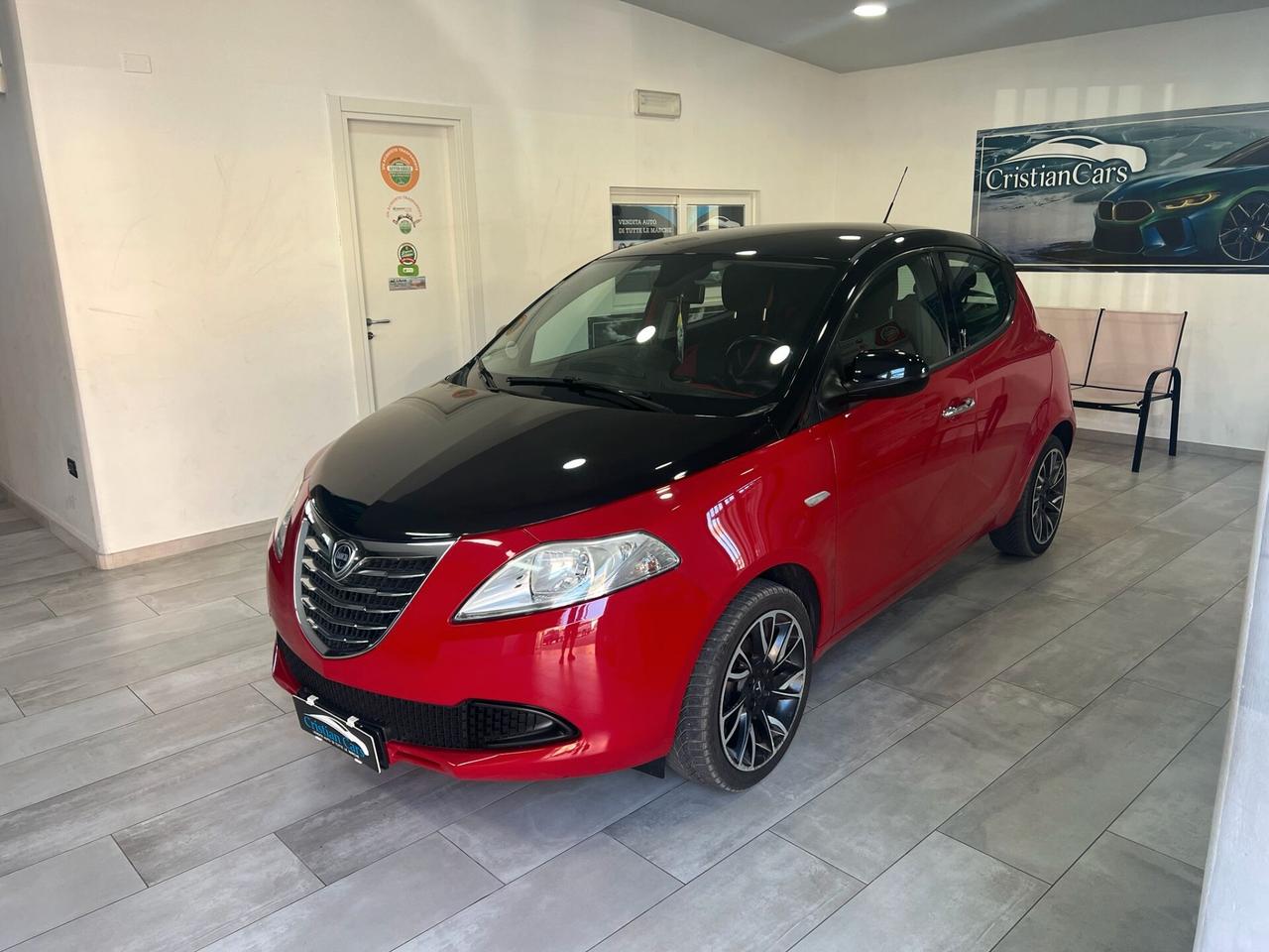 Lancia Ypsilon 1.2 69 CV 5 porte S&S Black&Red