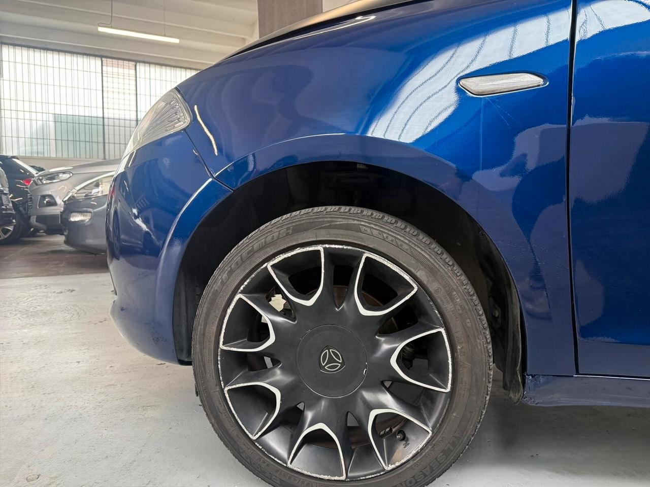 Lancia Ypsilon 1.2 69 CV 5 porte S Momodesign