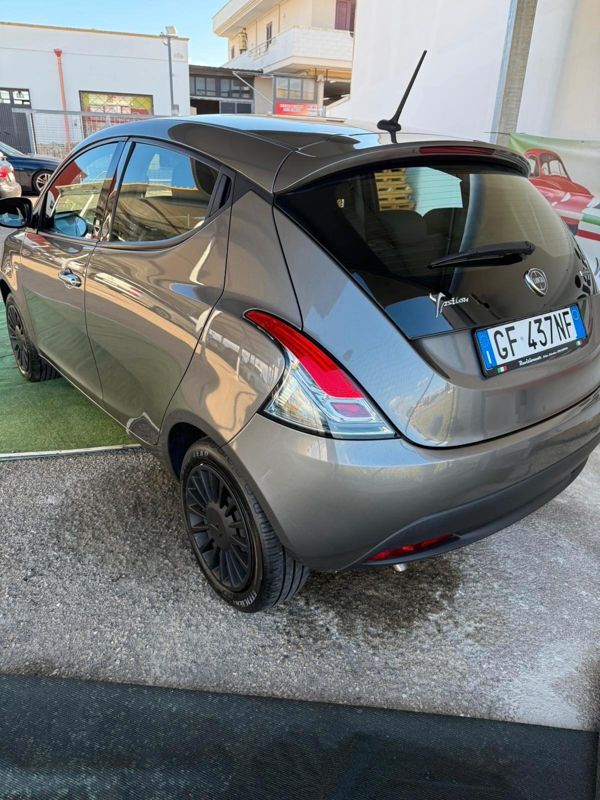 Lancia Ypsilon 1.0 FireFly 5 porte S&S Hybrid Ecochic Silver