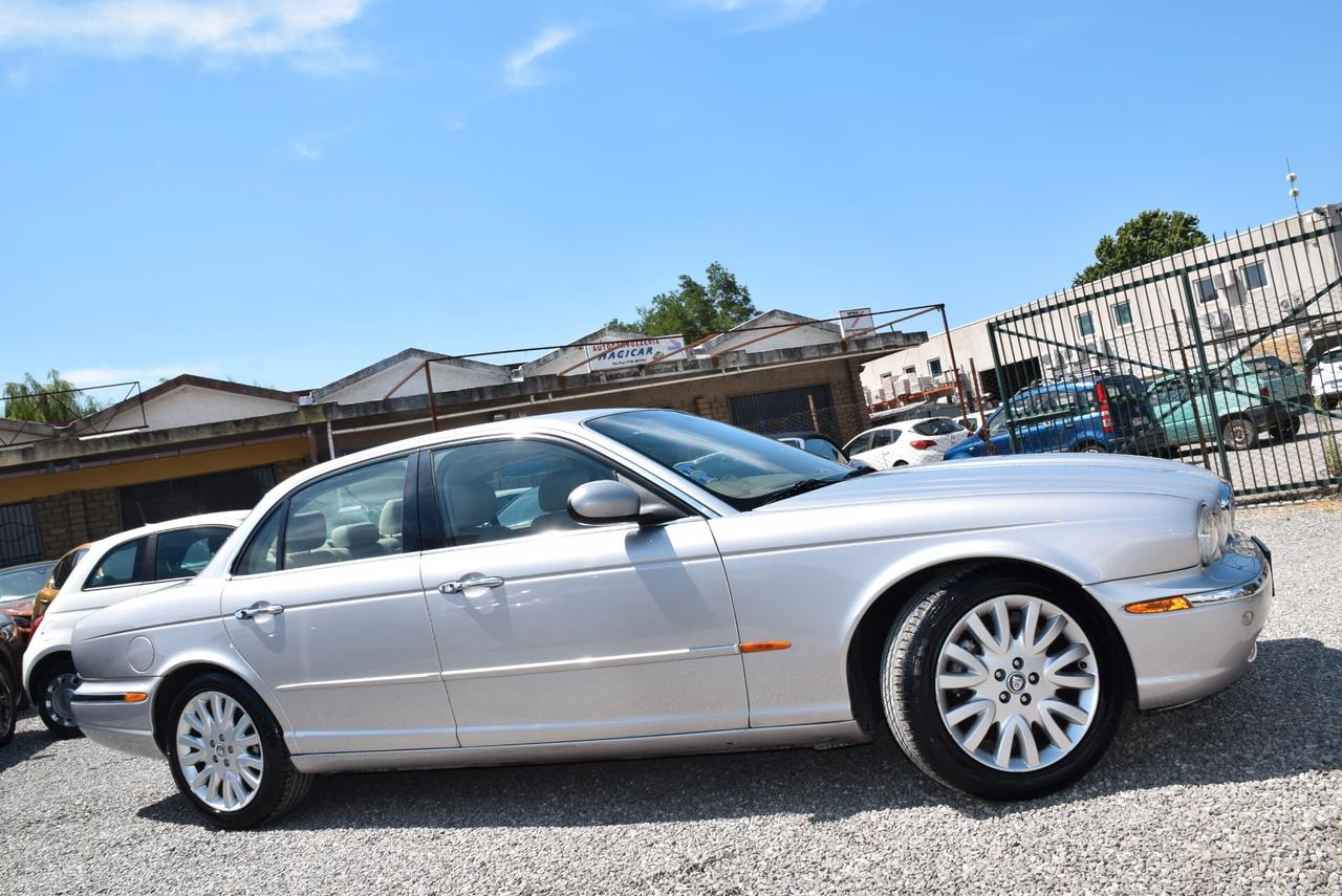 Jaguar XJ 4.2 V8 298CV AUT. NAVI PELLE SENSORI CRUISE BT Executive