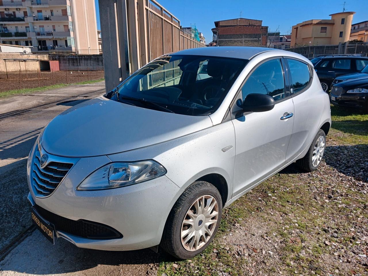 Lancia Ypsilon 0.9 TwinAir 85 CV 5 porte Metano Ecochic Silver