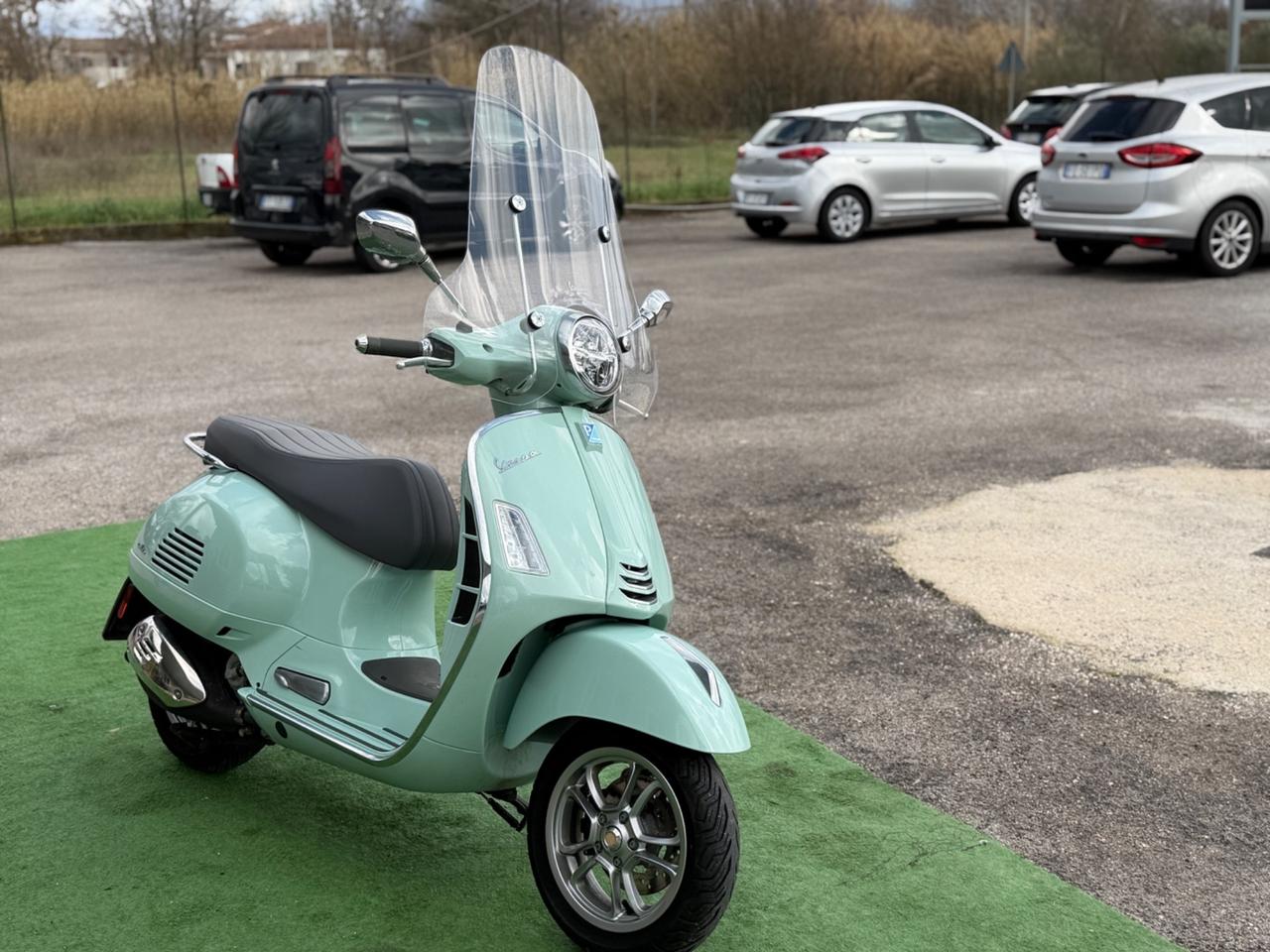 Piaggio Vespa 300 GTS Colore TIFFANI Nuova