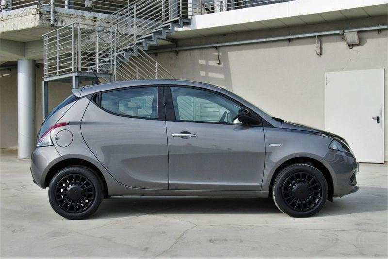Lancia Ypsilon 1.0 FireFly 70cv S&S Hybrid SILVER solo 37.000 km !