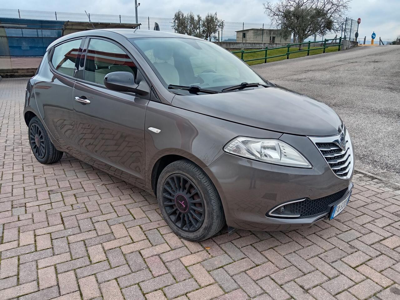 Lancia Ypsilon 0.9 TwinAir 85 CV 5 porte S&S Gold
