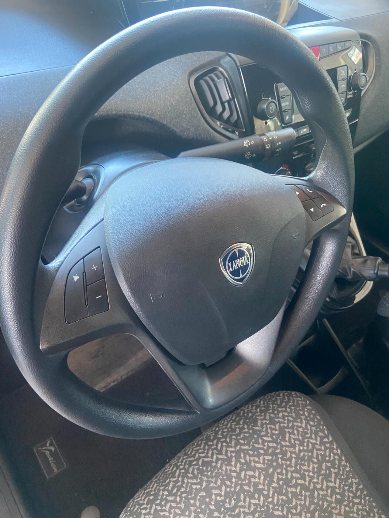 Lancia Ypsilon 1.0 FireFly 5 porte S&S Hybrid Silver