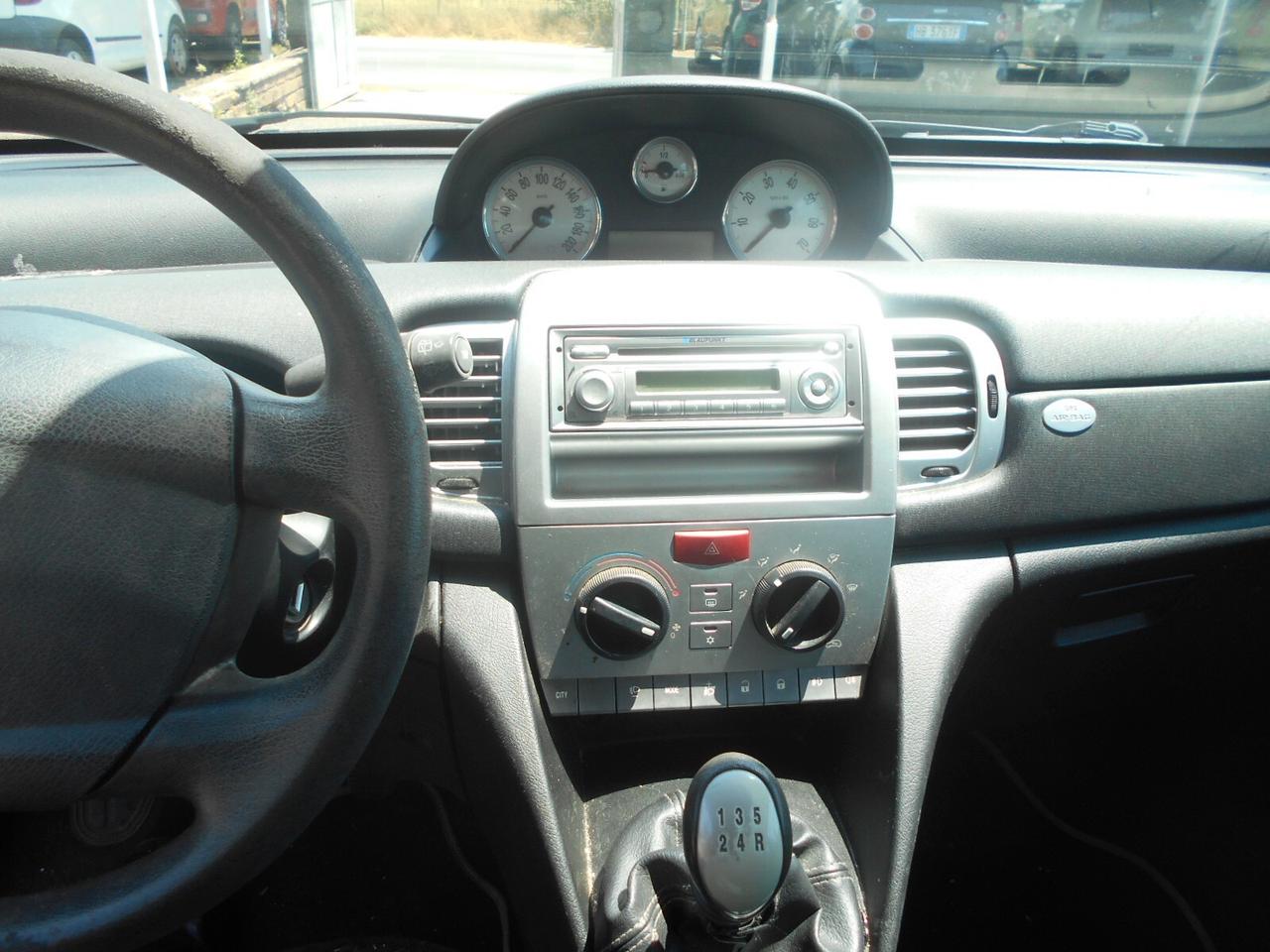 Lancia Ypsilon 1.2 69 CV Unyca