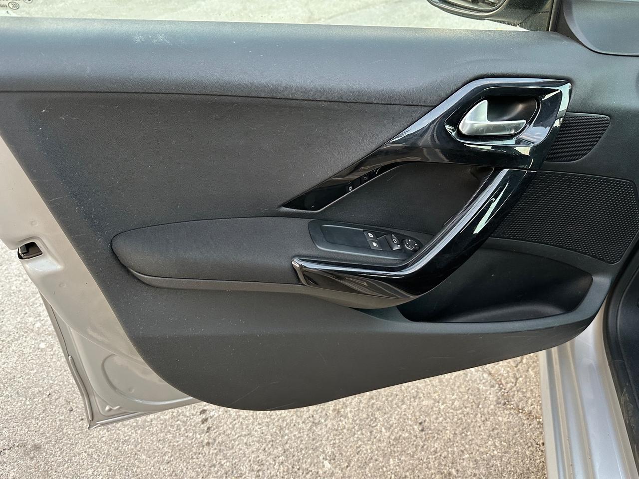 Peugeot 208 1.0 VTi 68 CV 5 porte solo 110mila km