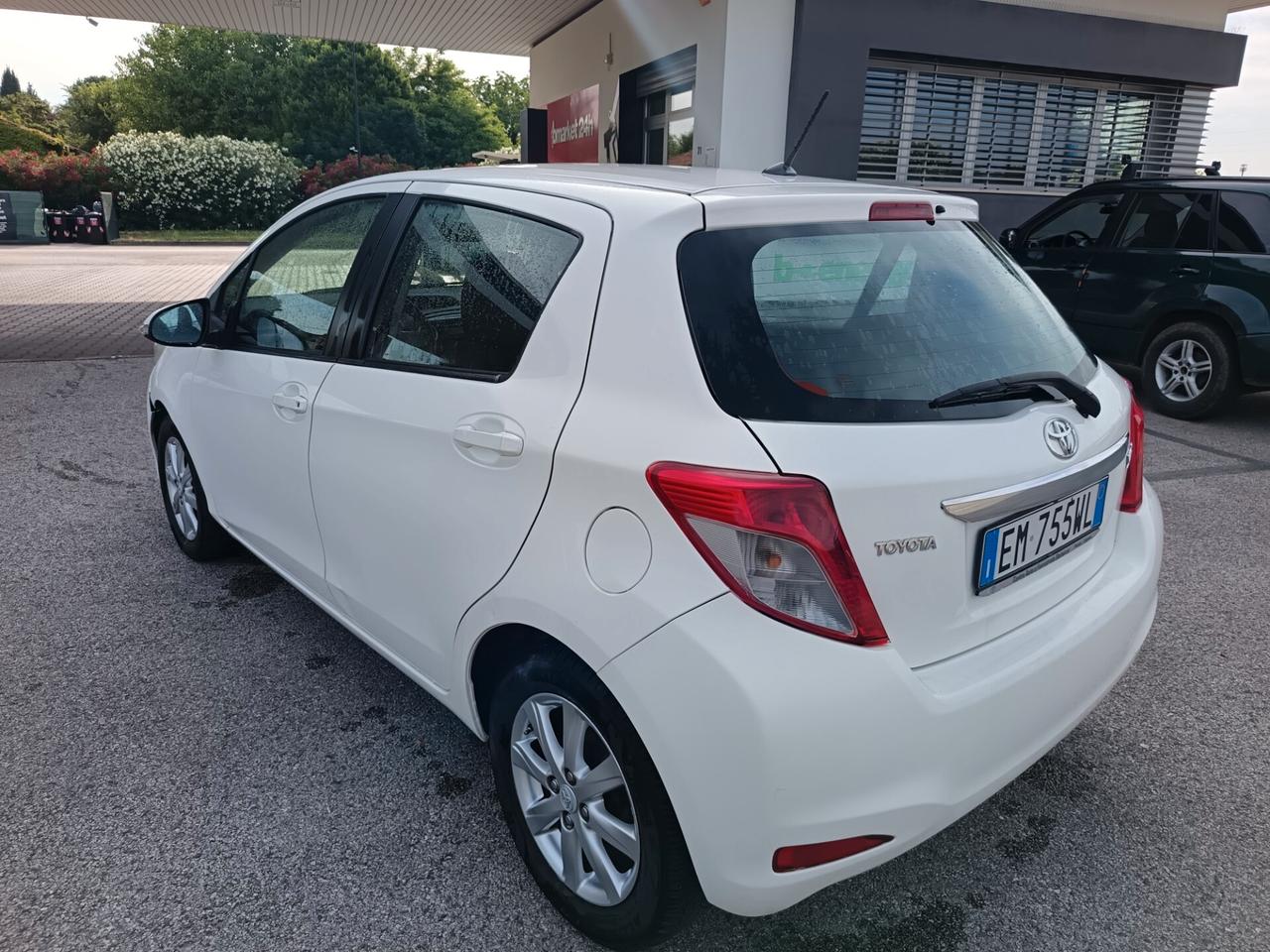 Toyota Yaris 1.0 benz2012 km originali!!! Okneo patente