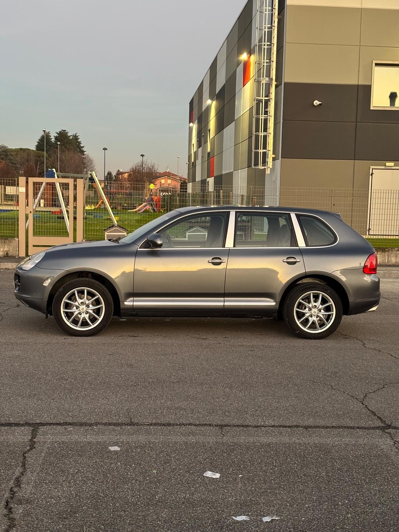 Porsche Cayenne 3.2 V6 SOLO 100 MILA KM