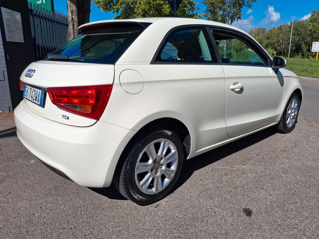 Audi A1 1.6 TDI Attraction-DIESEL-