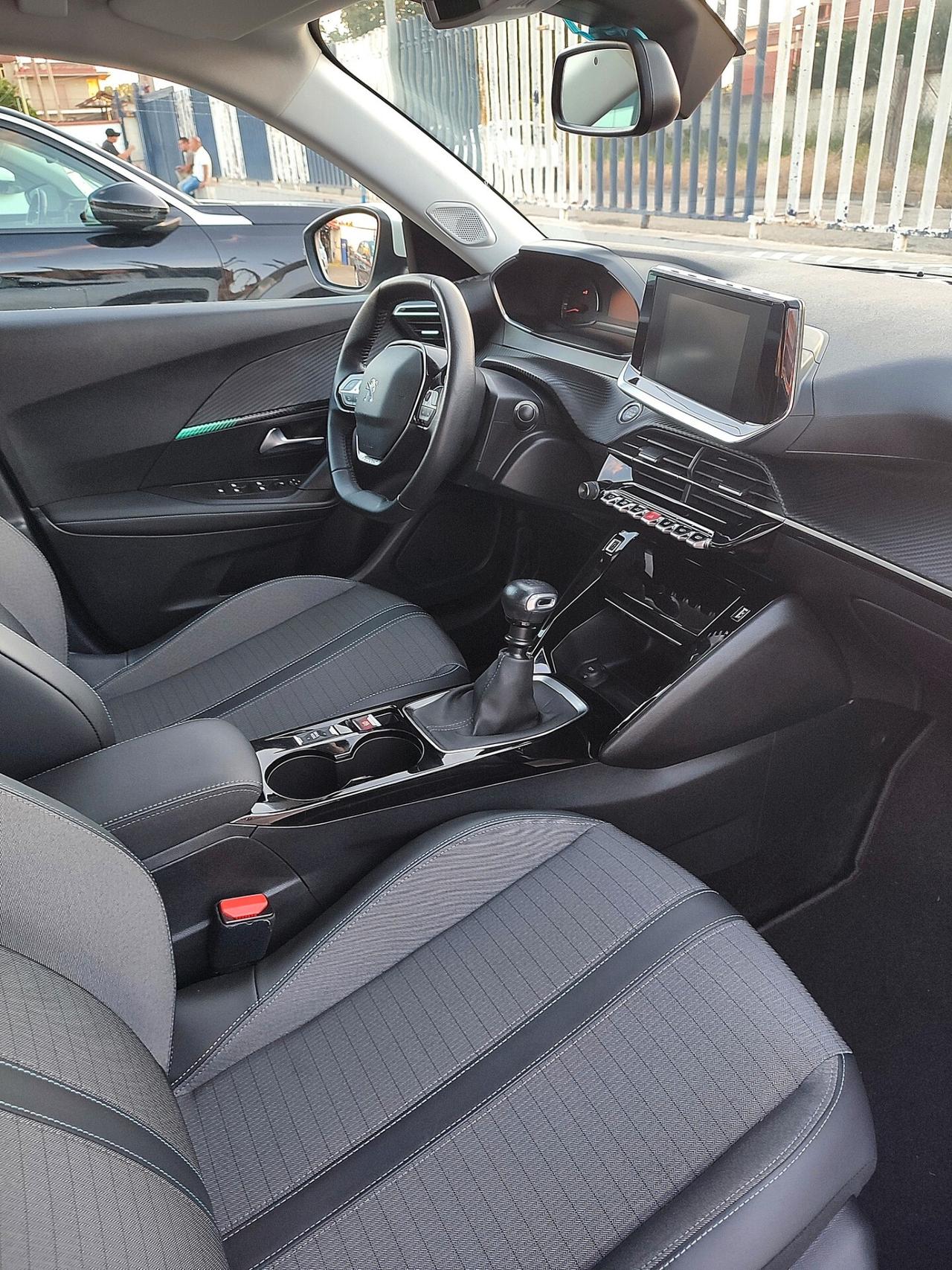 Peugeot 2008 1.2 bz Allure con 25.000 chilometri