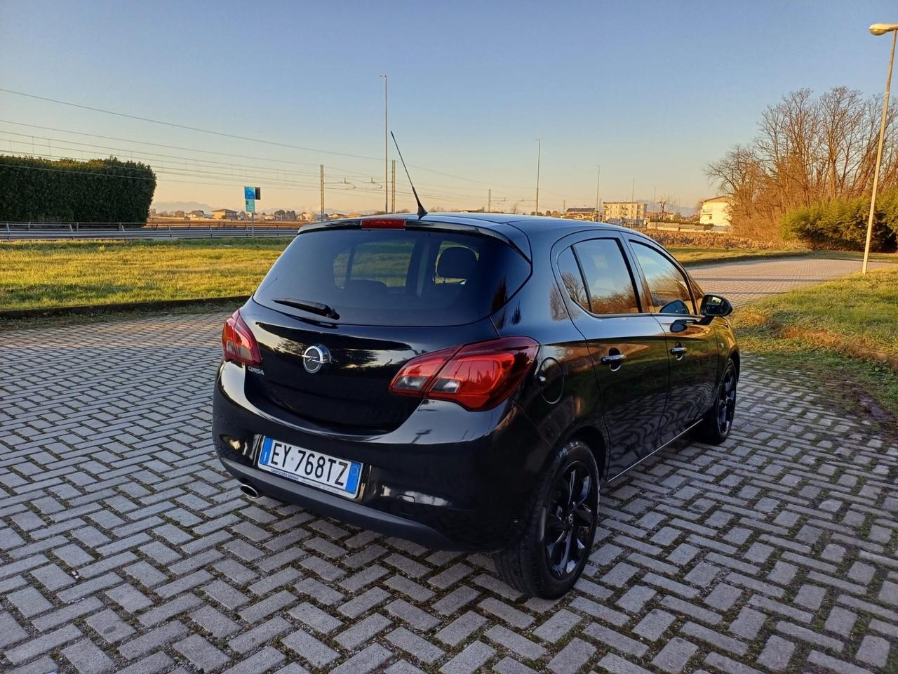 Opel Corsa 1.4 90CV 5 porte b-Color