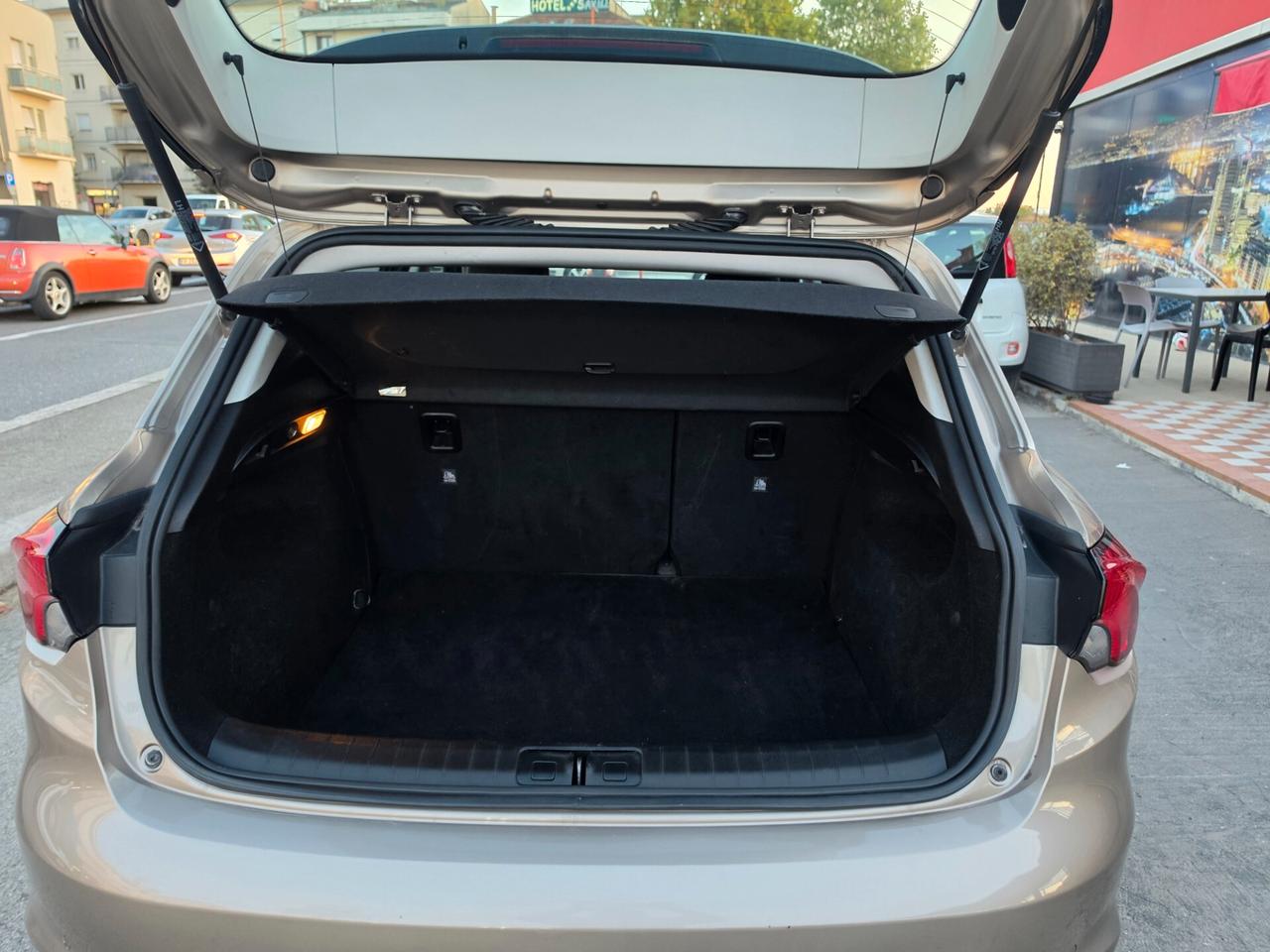 Peugeot 2008 BlueHDi 120 S&S Allure