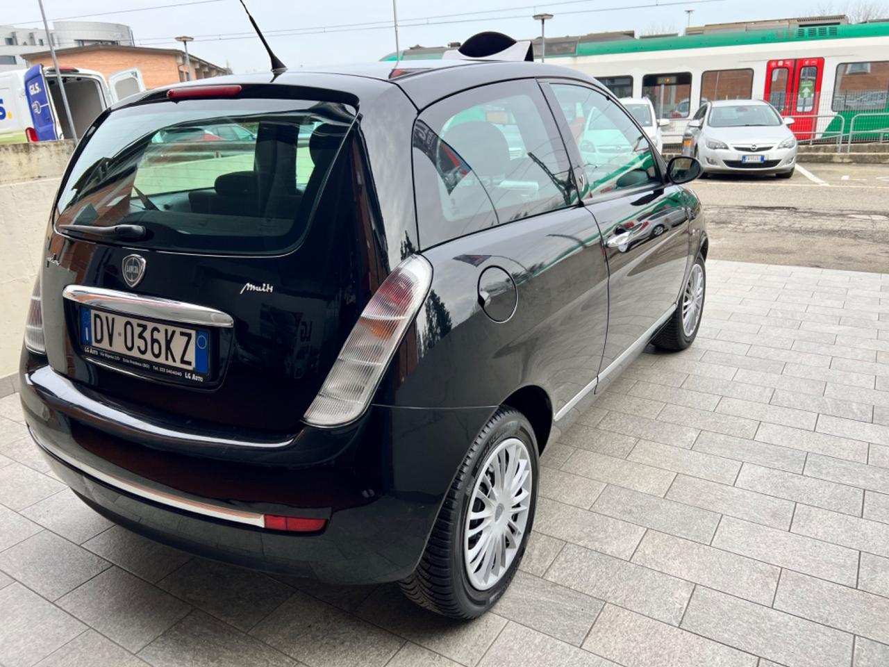 Lancia Ypsilon 1.3 MJT 75 CV Versus