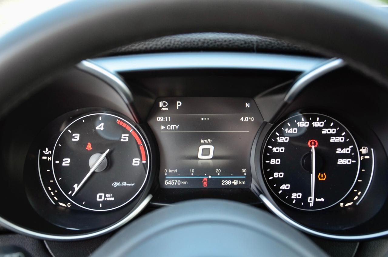 ALFA ROMEO GIULIA 2.2 TD 190cv AT8, ECCELLENTI CONDIZIONI, UFF ITALIANA, SERVICE UFFICIALI, EURO 6D, FARI XENO, NAVI, RETROCAMERA, APPLE ANDROID, PERMUTE