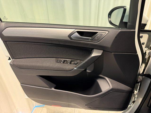 VOLKSWAGEN Touran 1.4 TSI Business 7P Navi Bluetooth 17" Family Pack