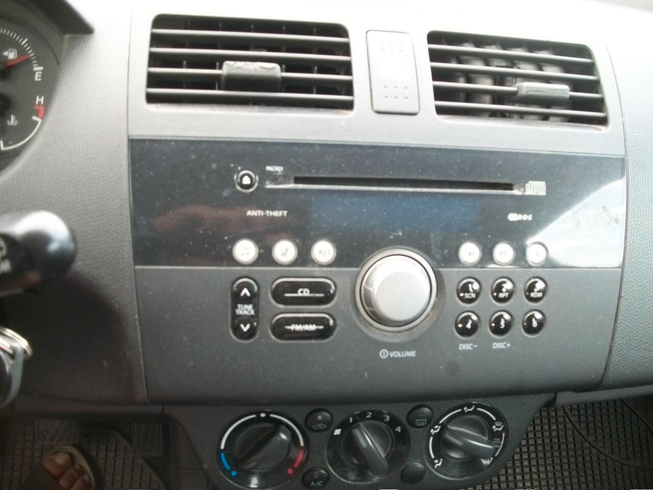 Suzuki Swift 1.3 5p. GLX KM 200.300 CC 1328 BENZINA EURO 04 REVISIONE SCADE 30/06/2026 BOLLATA 30/06/2026 SI NEOPATENTATI UNICO PROPRIETARIO GIA FATTA LA FRISIONE GOMMATA 95/100 GARANZIA UN ANNOCOME NUOVA